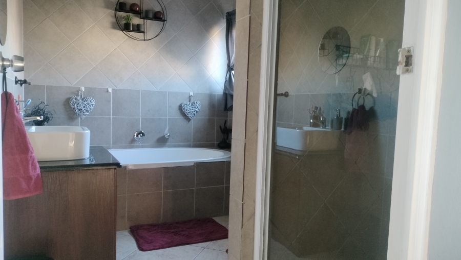 To Let 4 Bedroom Property for Rent in Safari Gardens North West